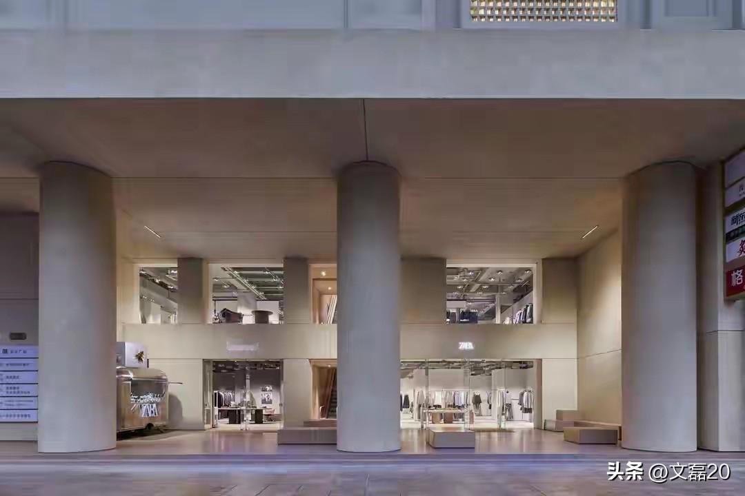 新趋势！知名服装品牌实体店“开大关小”！

太平鸟2024年关闭门店358个，不