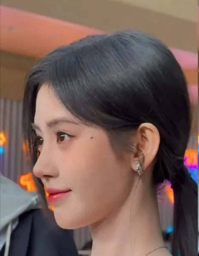 同一个摄像师镜头下的鞠婧祎和陈都灵，两个人都是被摄像头无限放大的怼脸照啊，谁的状