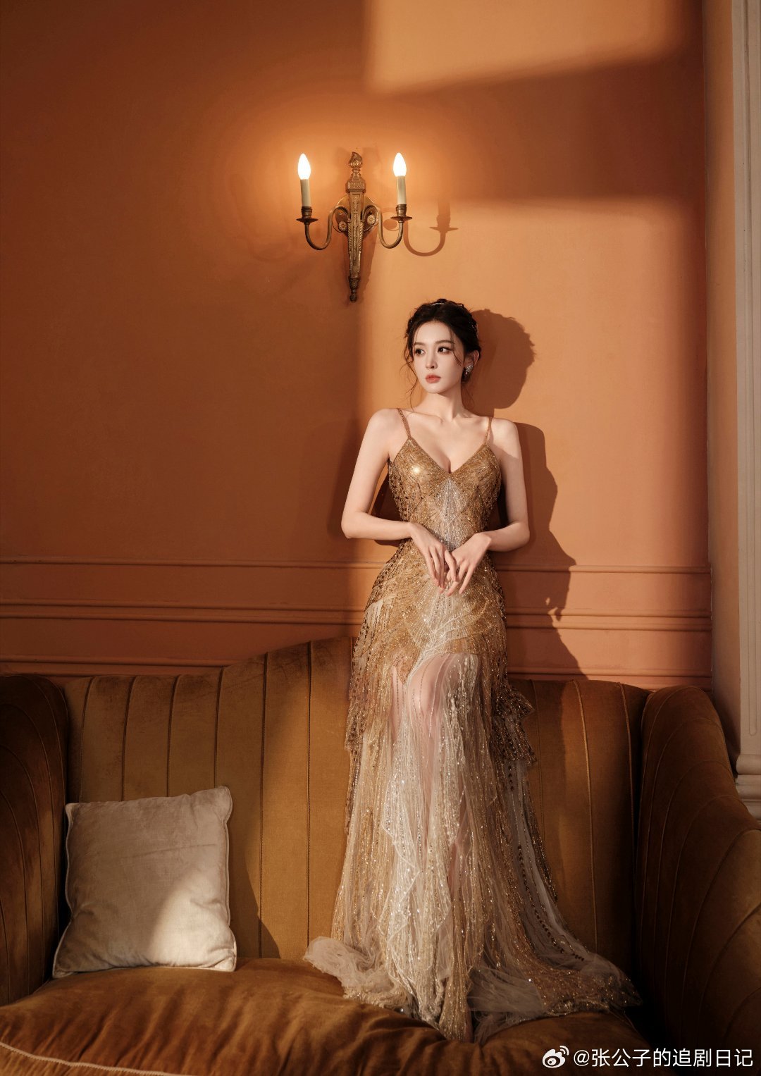 娜扎新年第一张神图有了娜扎 生图界最严厉的母亲冷白皮配鎏金裙简直是降维打击，生图