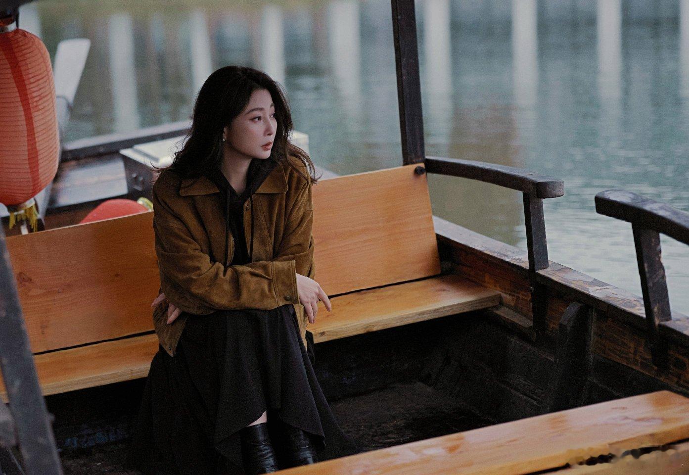 殷桃最新造型，日常又惬意～ 