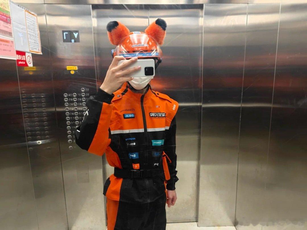 穿着心爱的赛车服🏎🏎🏎就是忍不住会自拍吧 