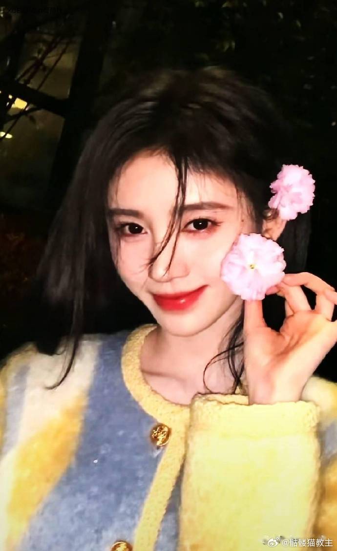 鞠婧祎捧花头像鞠婧祎捧花长裙终于找到本命头像了！鞠婧祎穿捧花长裙也太绝了，温柔灵