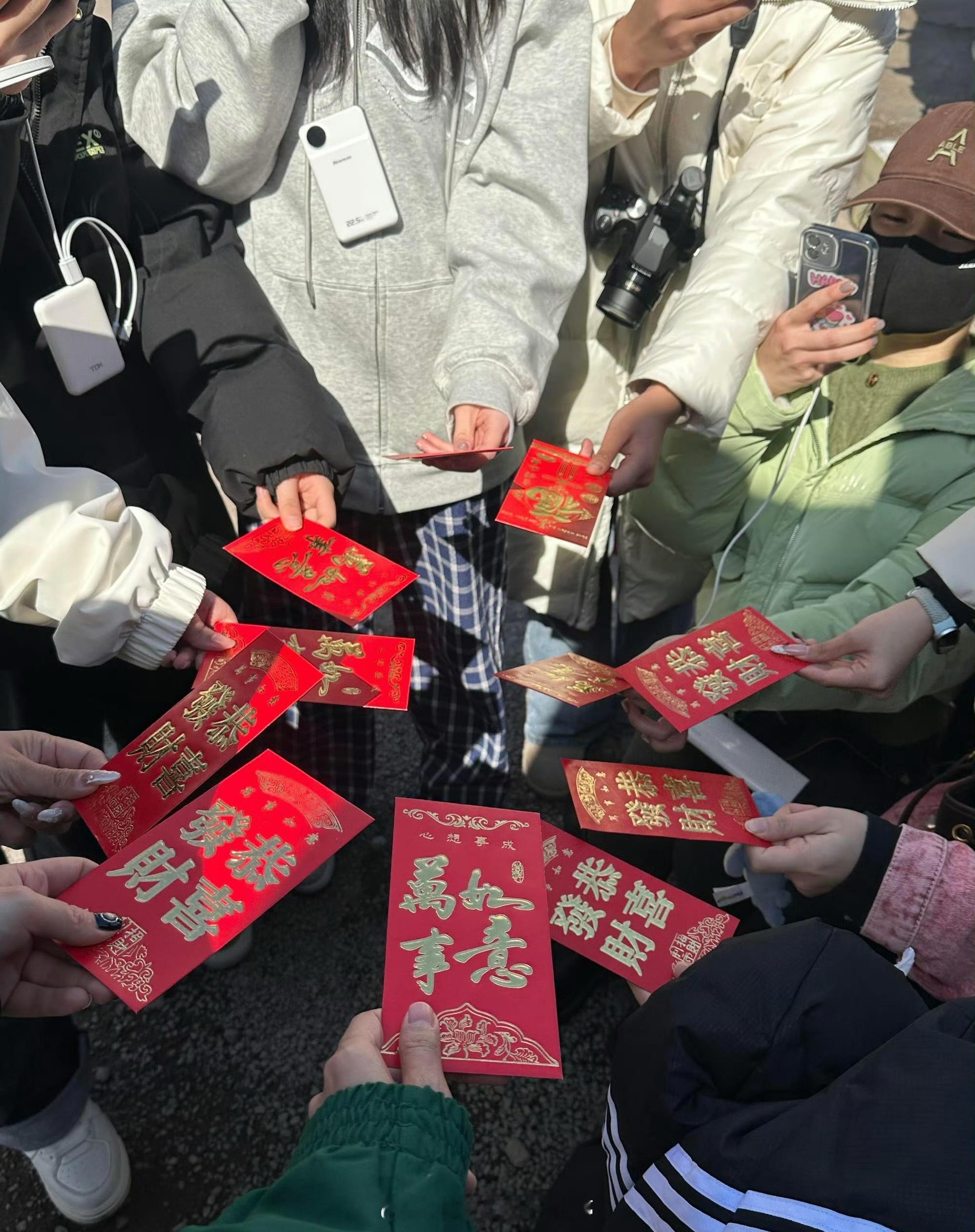 omg 何与给粉丝发过年红包了