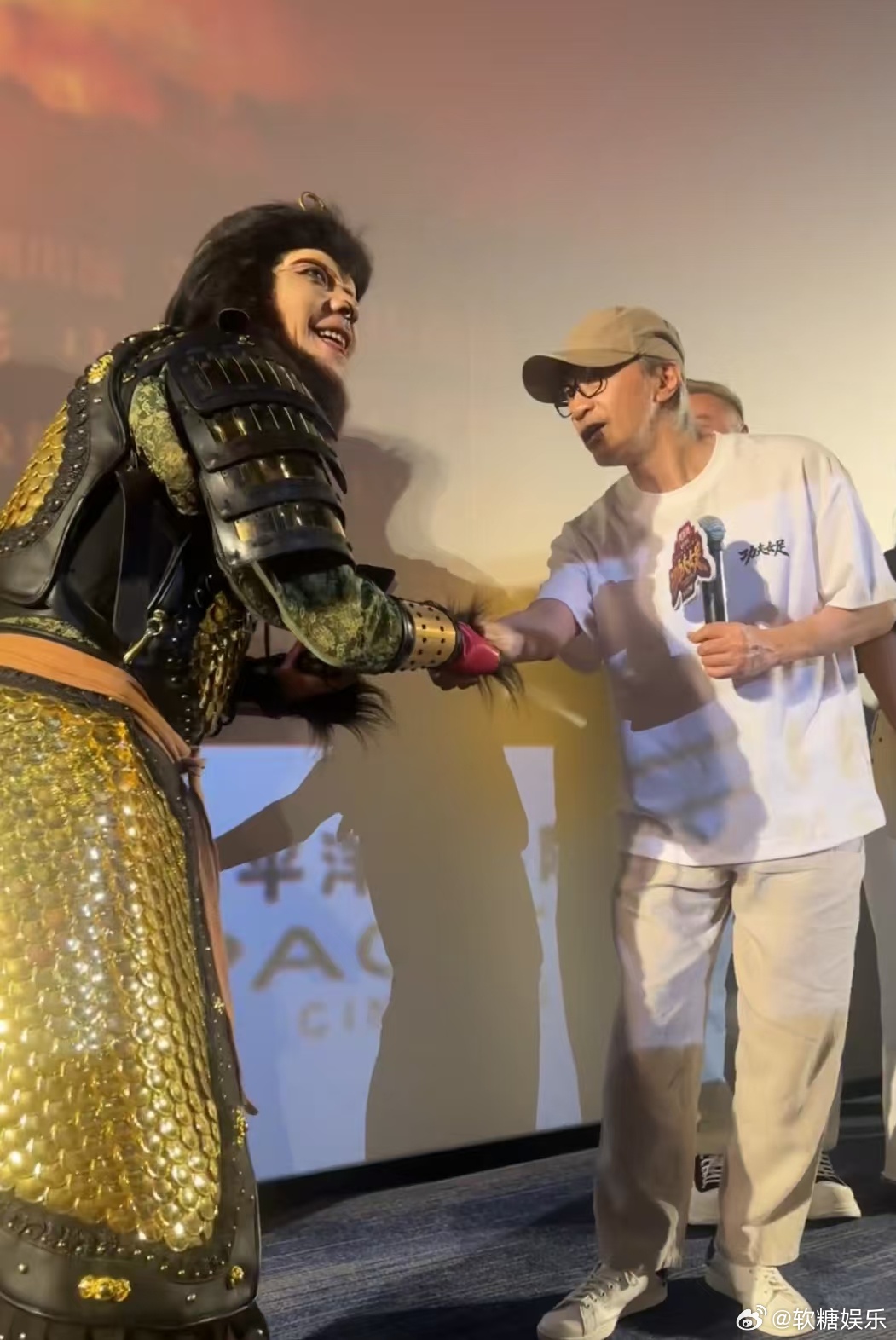 观众cos至尊宝表白周星驰周星驰路演和至尊宝同框 多少人是追随星爷多年的资深星迷