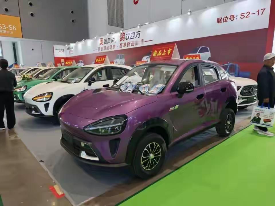 4月初济南那个电动车展，我去转了一圈，说实话看傻了。

小米YU7还没正式卖呢，
