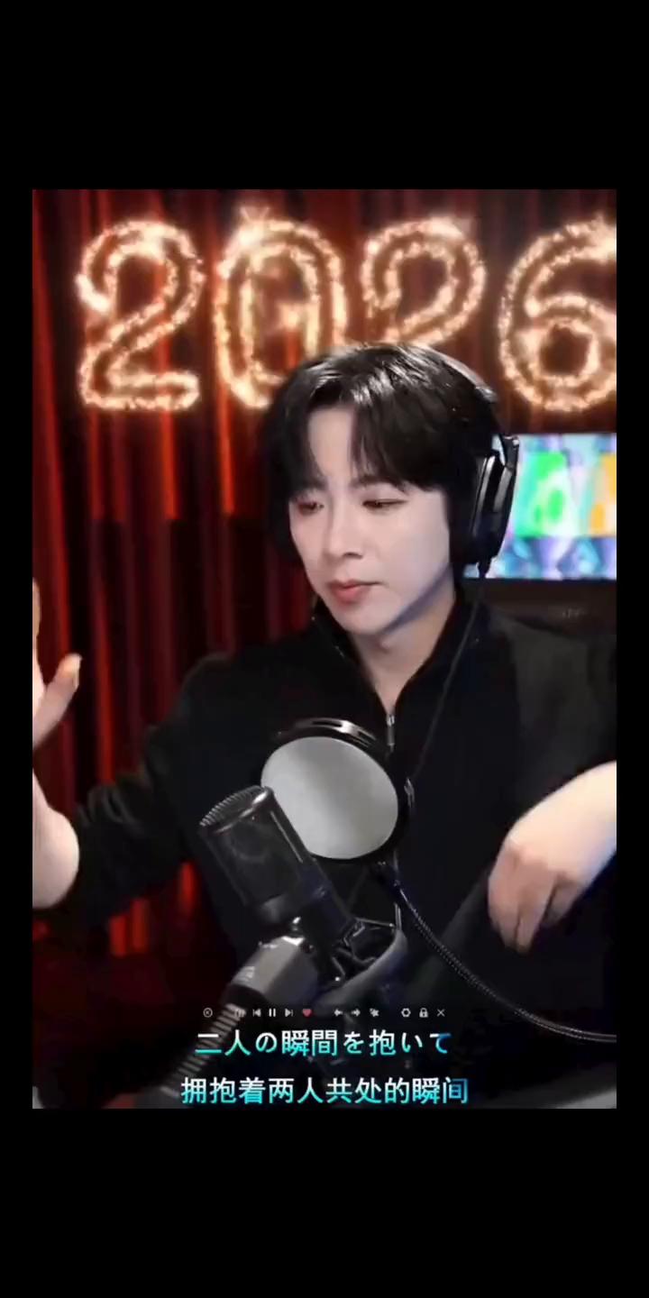 二人瞬间抱飞。
拥抱着两人共处的瞬间，依然没有忘记珍藏着这份美好。留在我的身边敲