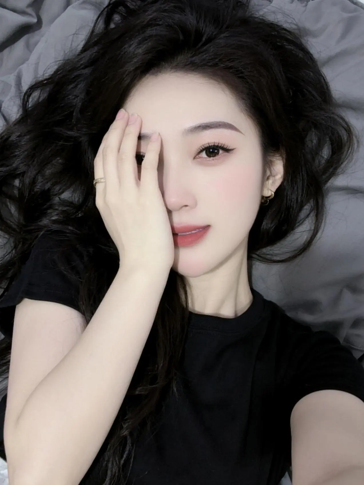 心有千斤重 ，却无一人言  纵有千万语 ，不知从何谈……