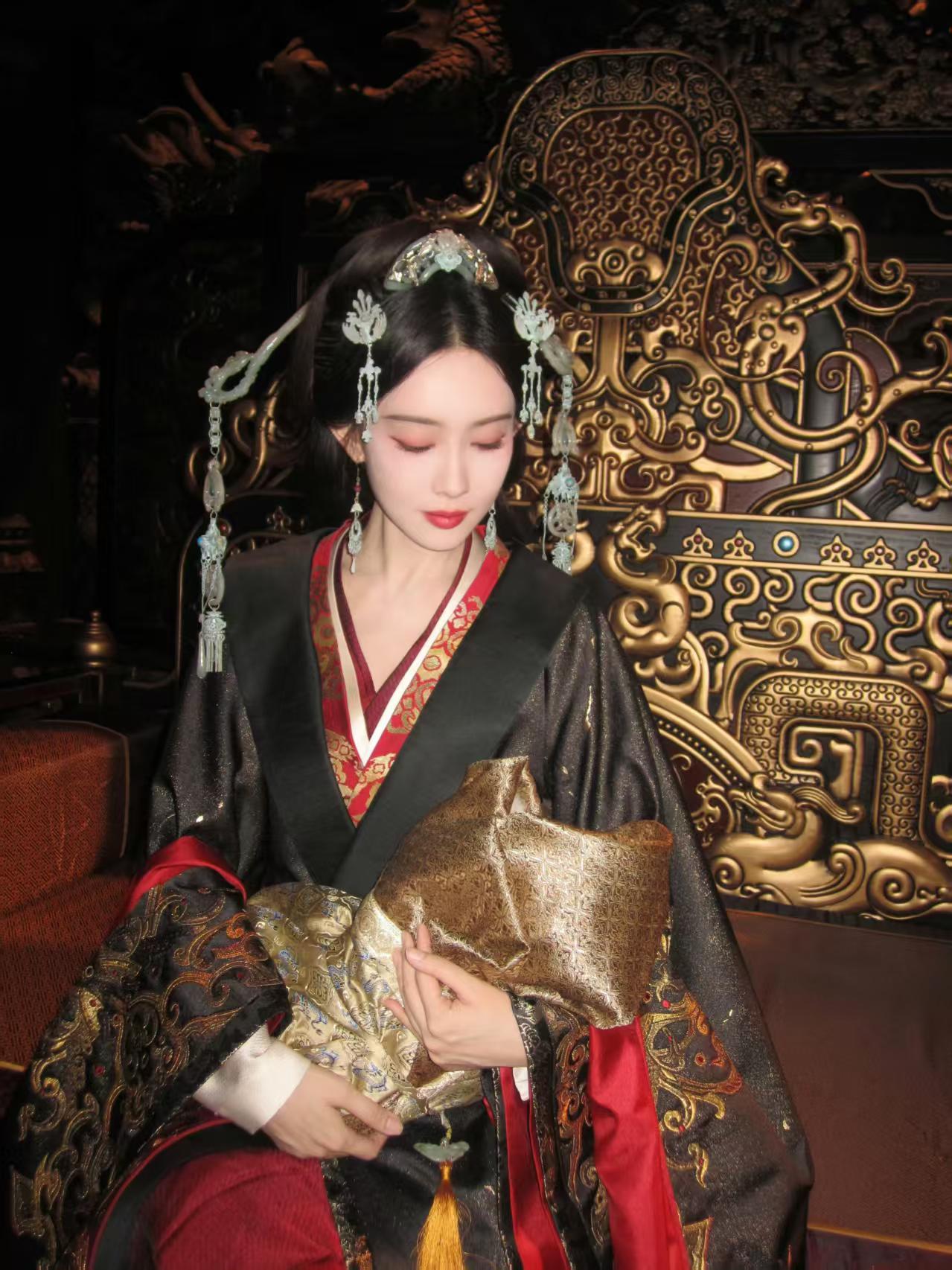 孟子义登基这段抱的幼子是巧克力哇!沈汐和太后辅佐力皇登基啦 力皇汪岁汪岁汪汪岁！