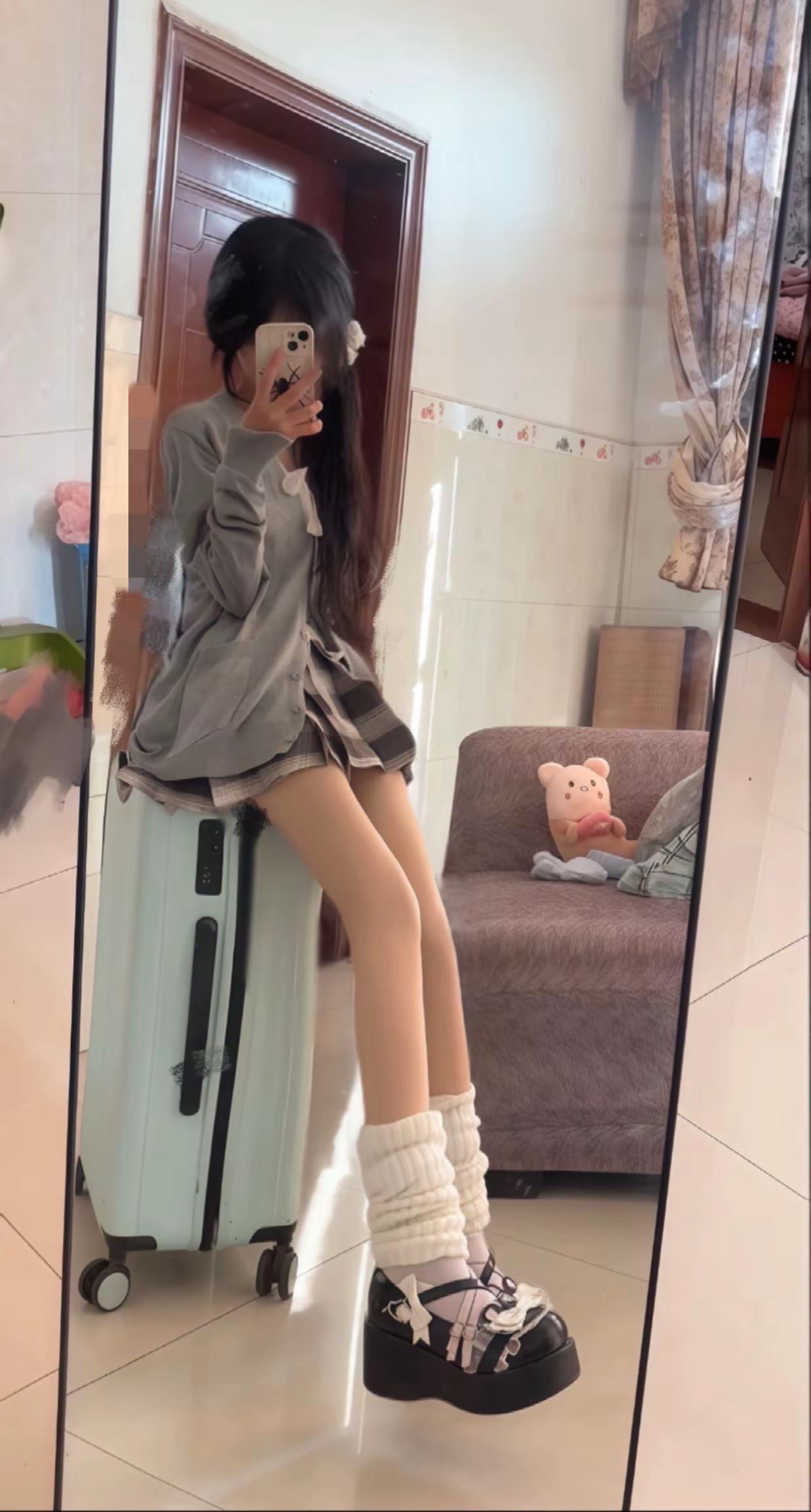 手执烟火以谋生，心怀诗意以谋爱jk制服 jk穿搭 jk拍照姿势 @小智。