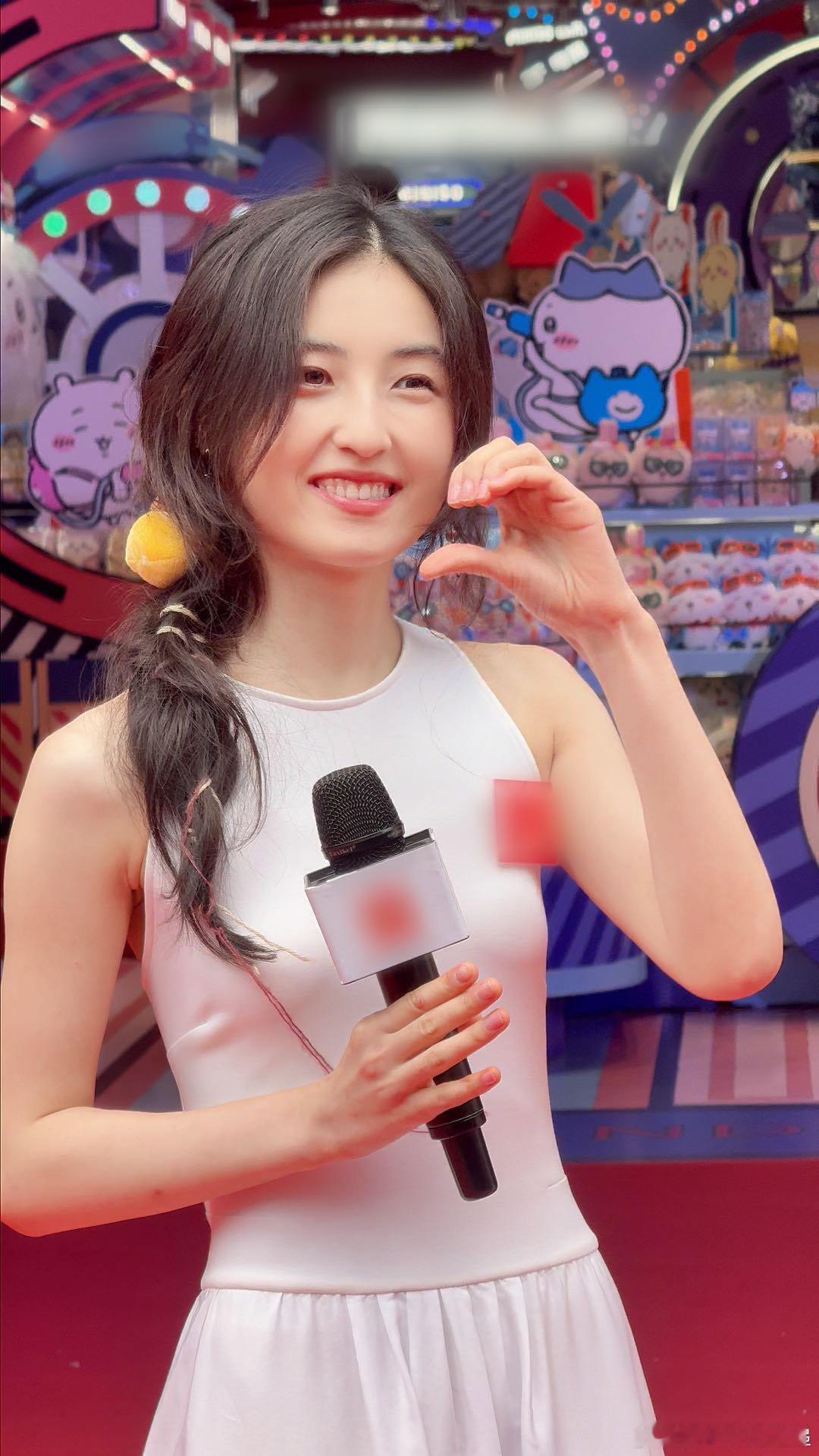 张子枫说广东凉茶可以代替冰美式 哇塞！张子枫萌态满分，说粤语反差感超绝，仿佛小仙