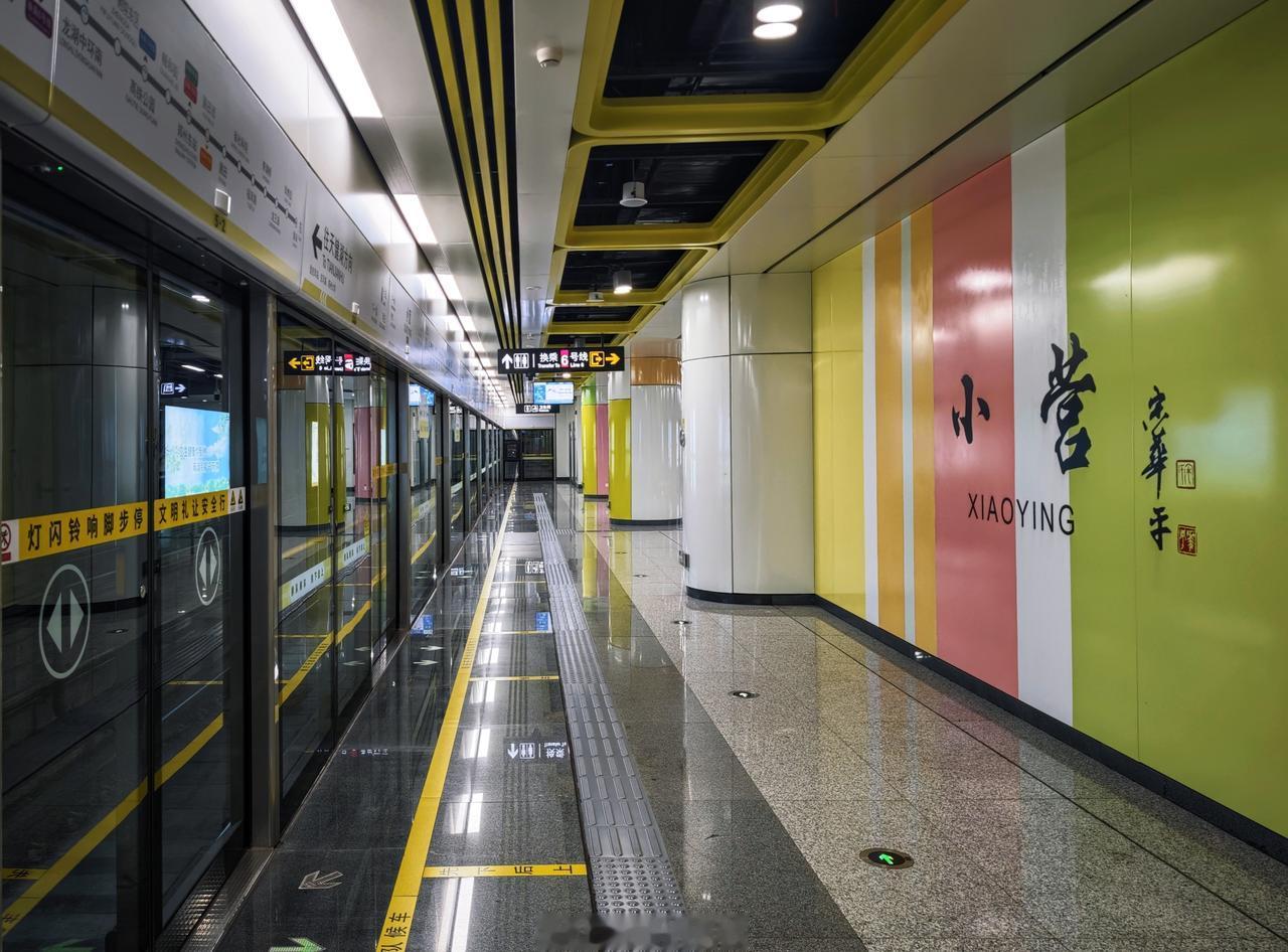 白日的喧嚣渐渐退场，夜色温柔包裹世界。好好睡一觉，明天醒来，又是被阳光拥抱的崭新