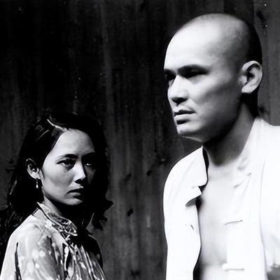 1965年，桑植县三个村民上山砍柴，看到一对男女坐在岩石上，三人惊呼：“这不是土