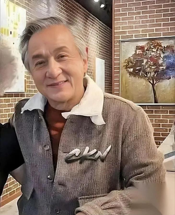 成龙还是低头了。70岁的人了——

再硬的骨头也扛不住心里那点没说出口的疼。
