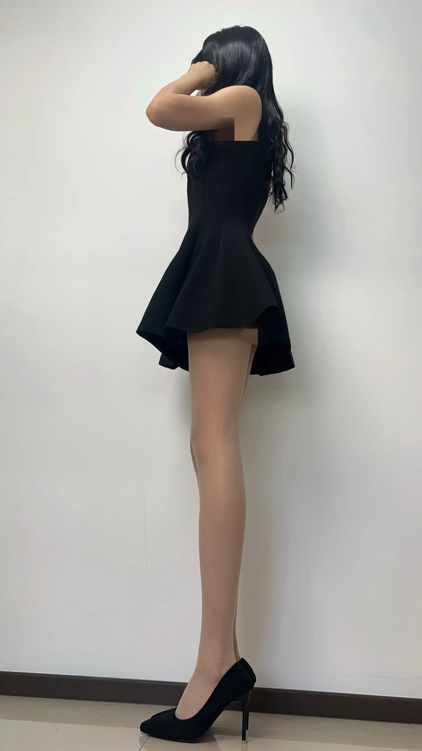 女生显腿长穿搭 大长腿高跟鞋小黑裙日常穿搭分享