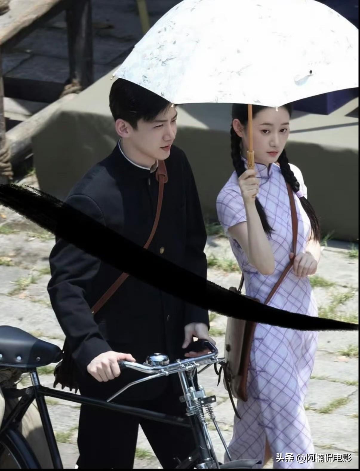 白敬亭郭晓婷两人在年代剧《战争和人》里的民国造型氛围感直接拉满，复古装扮格外贴合