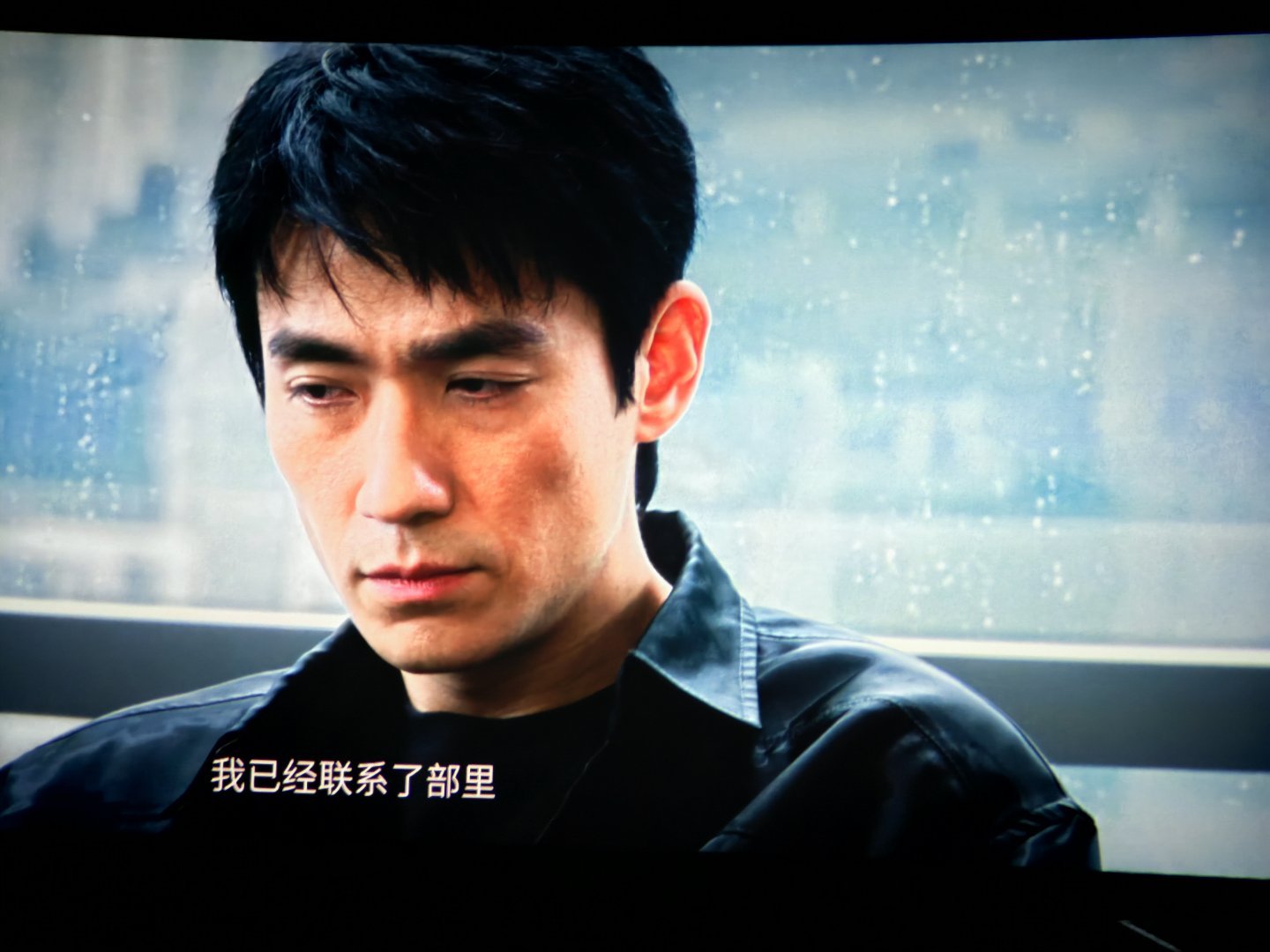 惊蛰无声 看完了，说两句。故事题材确实不错，但是拍摄问题太多了。1）头一次见电影