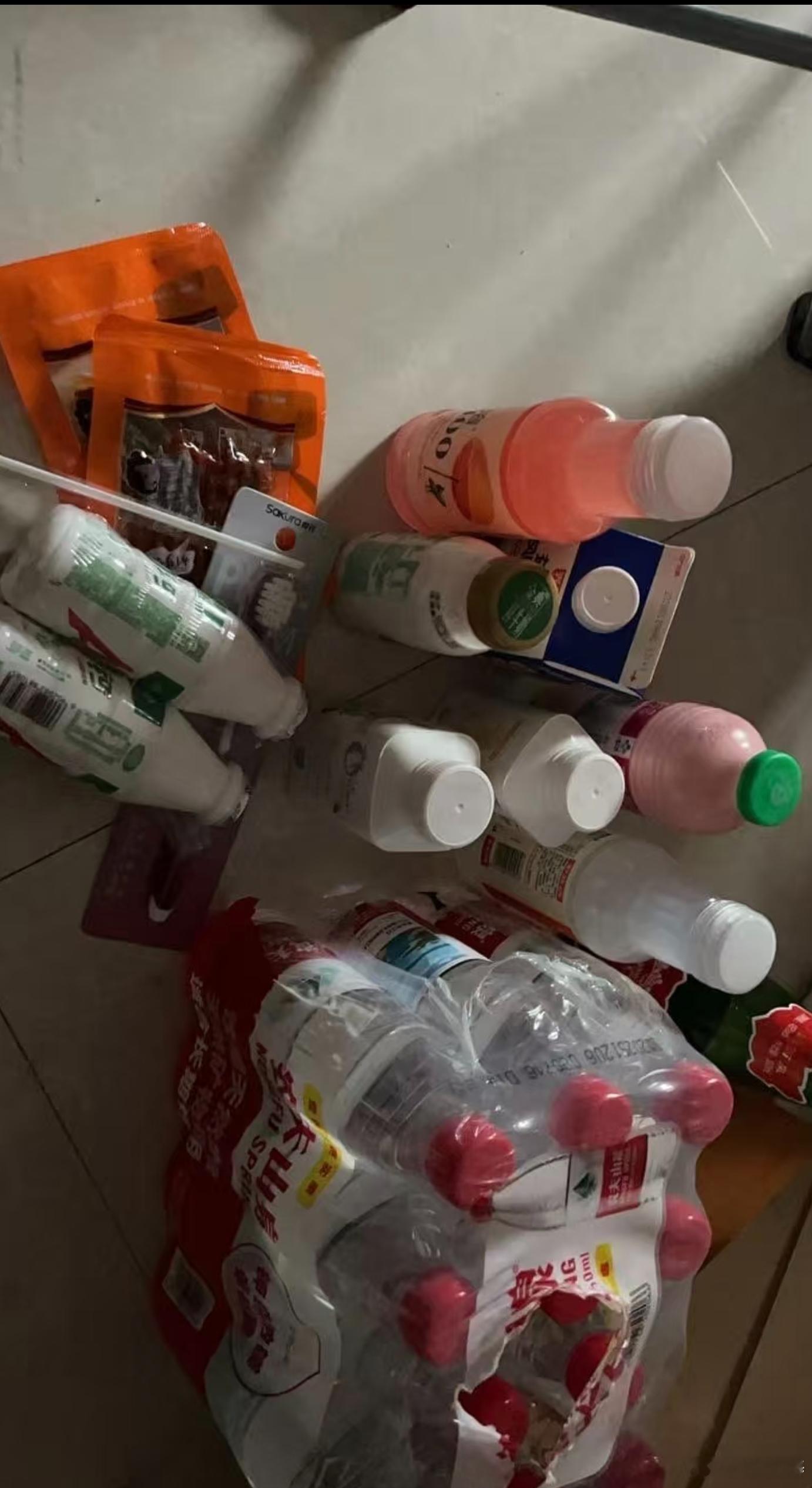 千问 我的减肥计划还没开始被破坏了，你这狂撒免单券还没限制，奶茶外卖年货，把我养