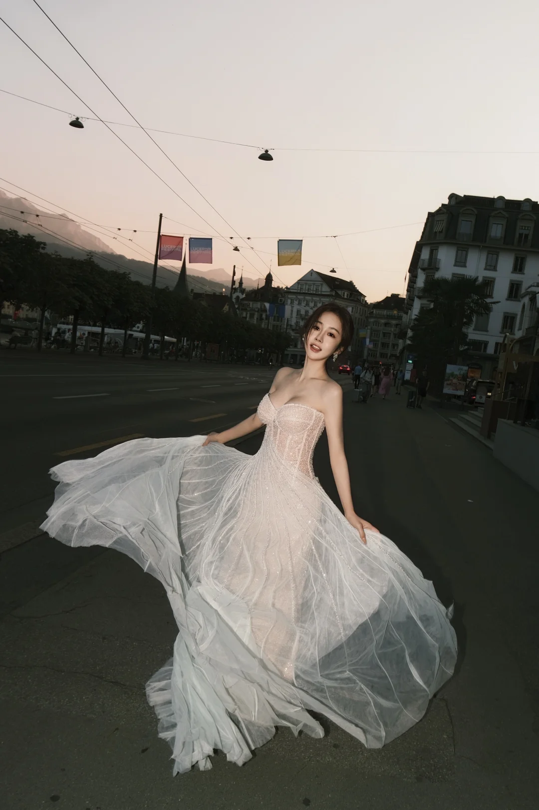 和严谨拍摄一组婚纱拍摄结束的生命力照片