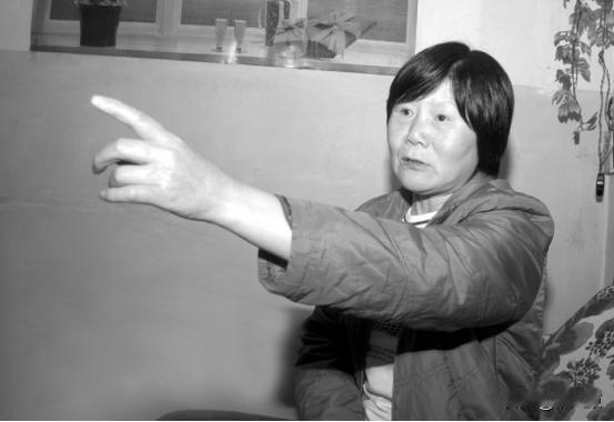 [微笑]1975年，在神农架的一个小山上，一个小孩正在接手，后面竟有豹子正盯着他