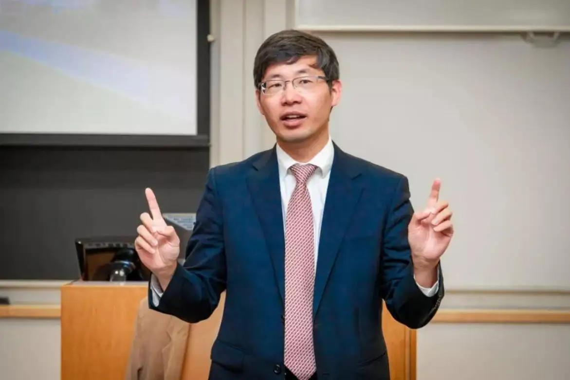 AI 正在拆掉教室的墙：未来 10 年，孩子最需要的不是知识，而是“提问的能力”