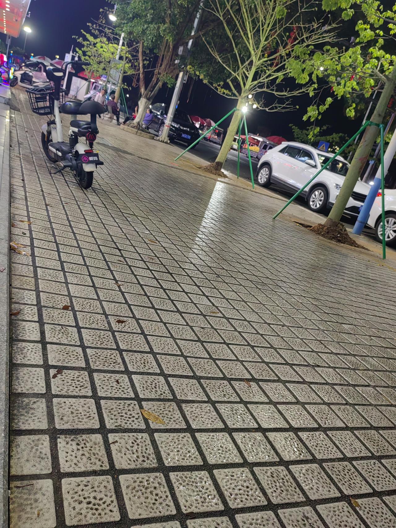 夜晚的街道，静谧而美丽，路灯下的小车静静地停着，仿佛在等待着什么。