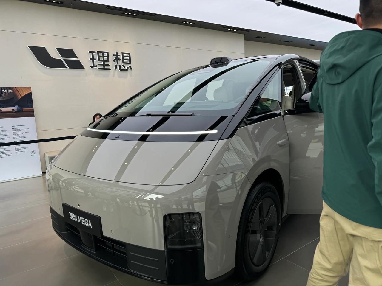 公路高铁理想MEGA，实车确实大。经常全家出行的用户应该能get到它的点，车上的