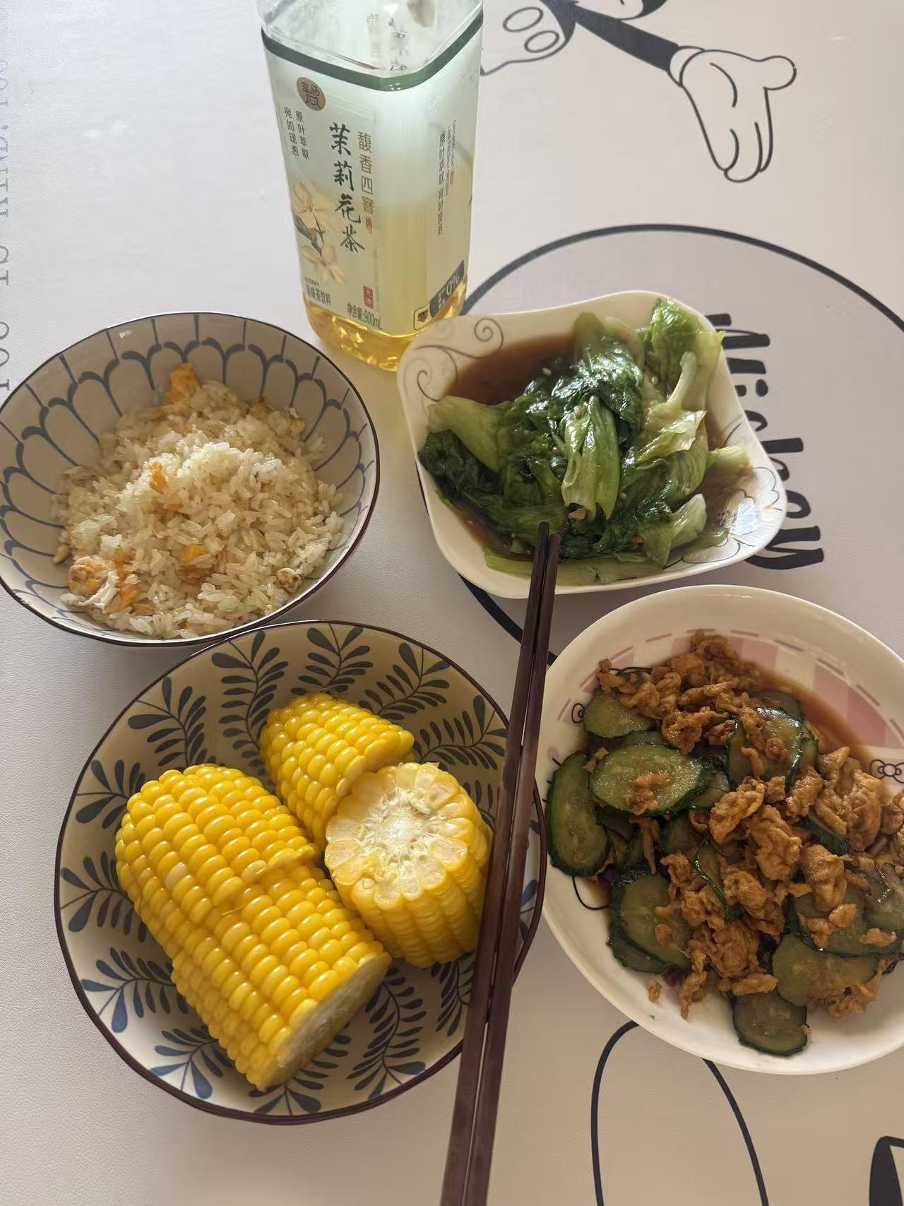 昨天中午我从迎泽公园唱完歌回到了家。11点钟见老伴穿的整整齐齐说去老三届同学有人