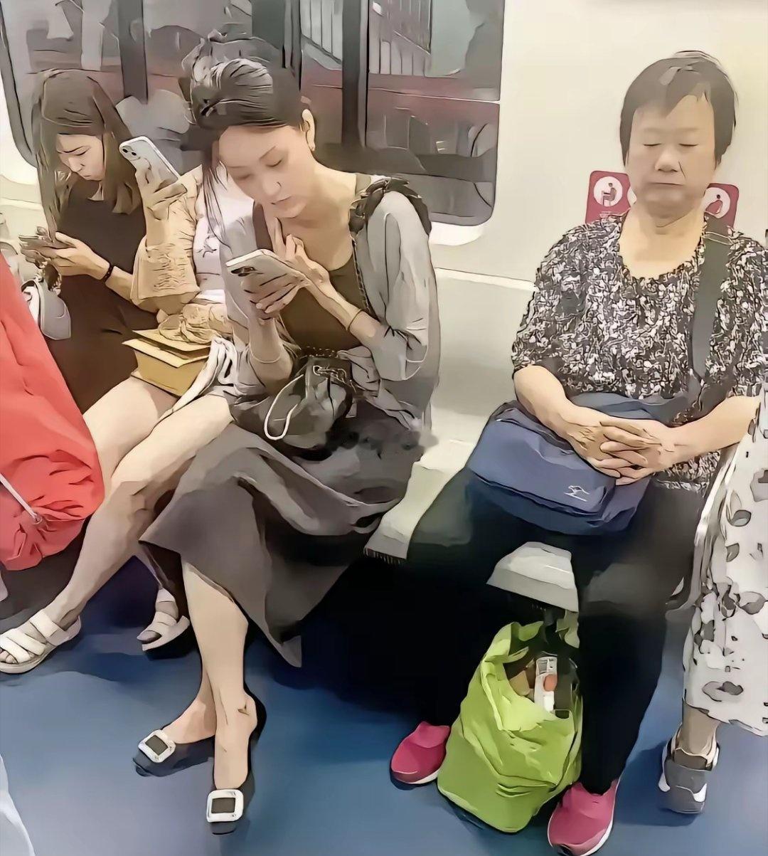 在地铁上遇到的，一见钟情了，该怎样上去搭话呢？ ​​​