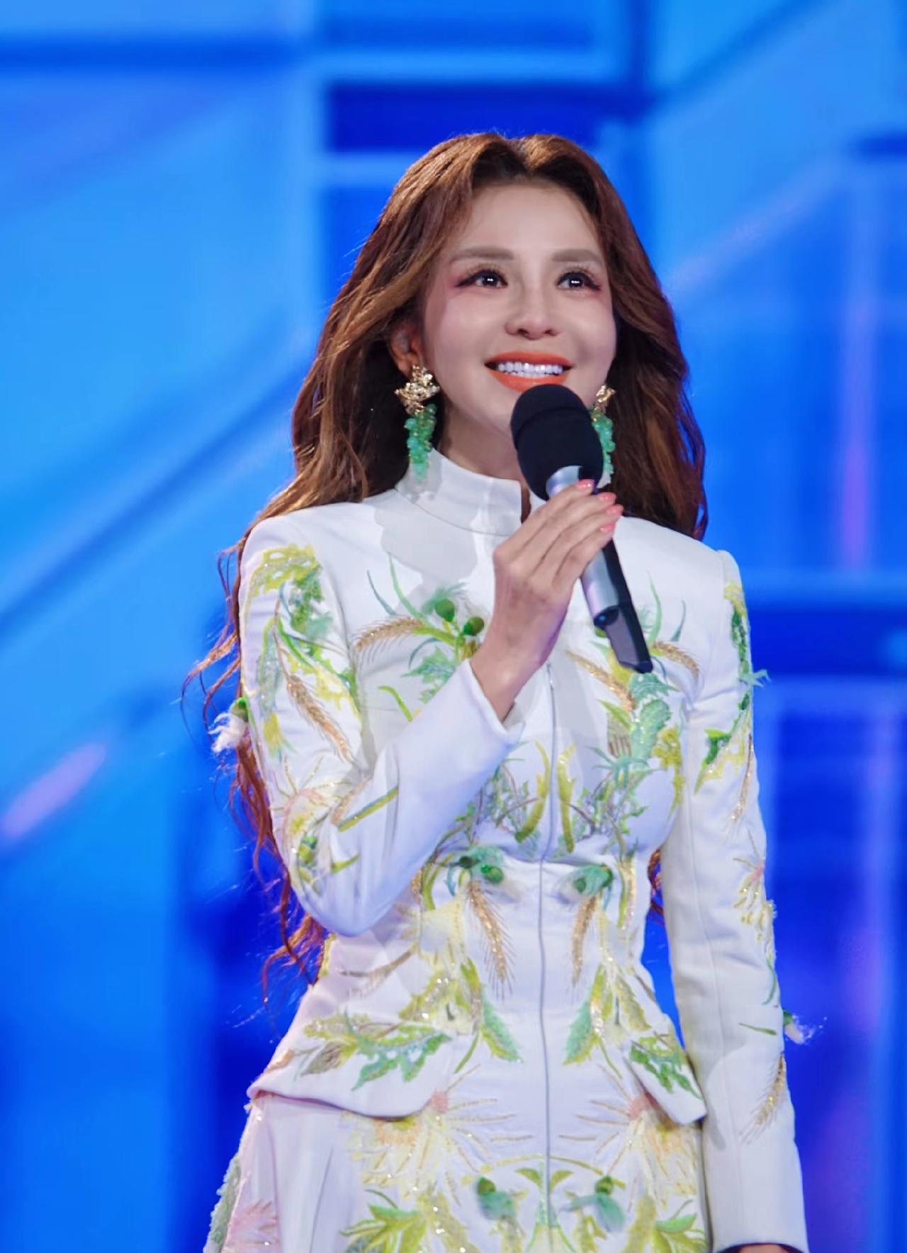 看了今晚央视跨年晚会，
董卿没上来我不奇怪，
周涛没上来我也习惯了。怪就怪在，5