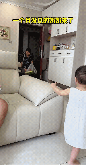 宝宝太懂事了！奶奶一进来，主动上前去打招呼，然后，帮奶奶换鞋子，还不忘提醒奶奶把