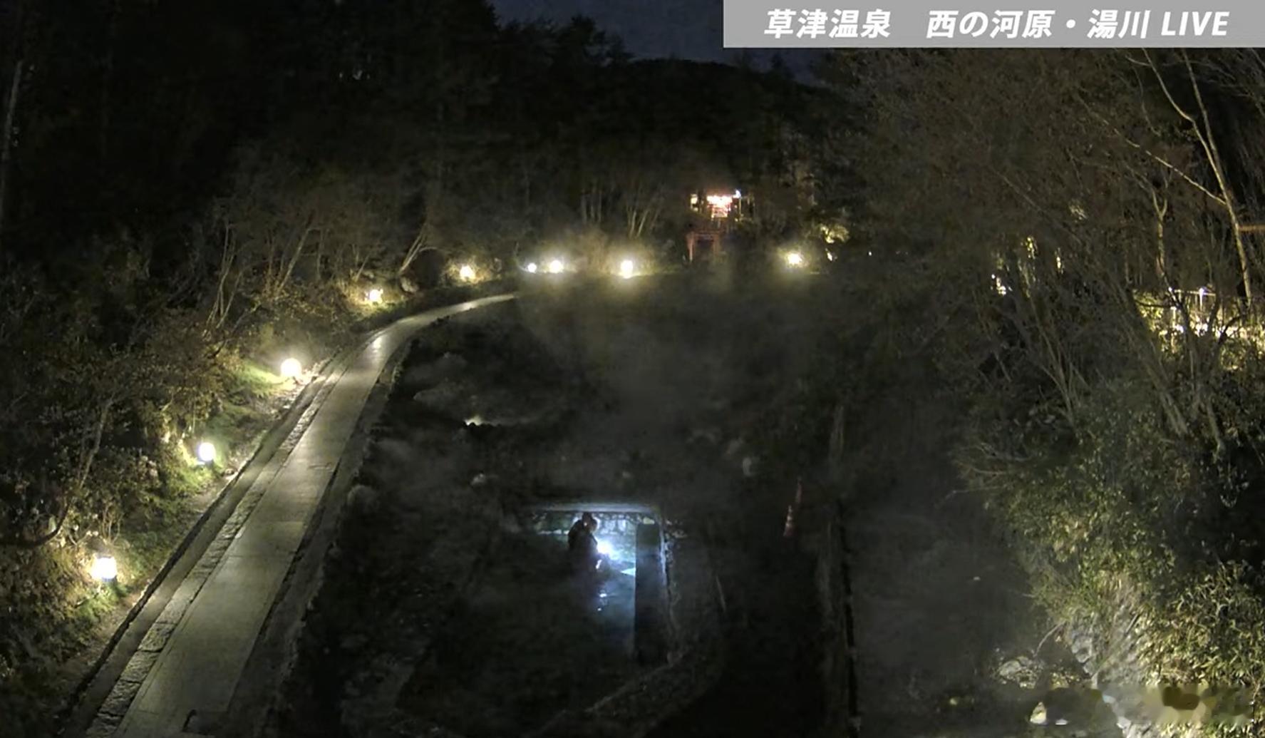 大半夜正好看到直播两位男生池子里泡脚。。。。。打着手电摸出来。现在这个季节，白天
