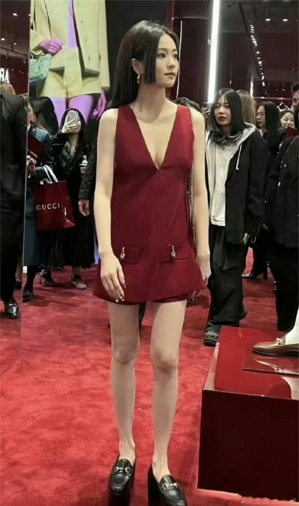 王楚然穿这个鞋比白鹿穿上好看多了 ​​​