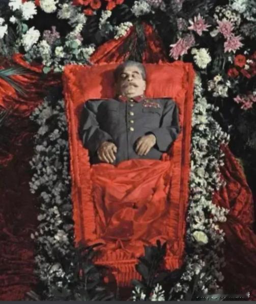 1961年，斯大林坟墓被挖开，军官们将其从水晶棺中抬了出来，亲手剪掉他军服上所有