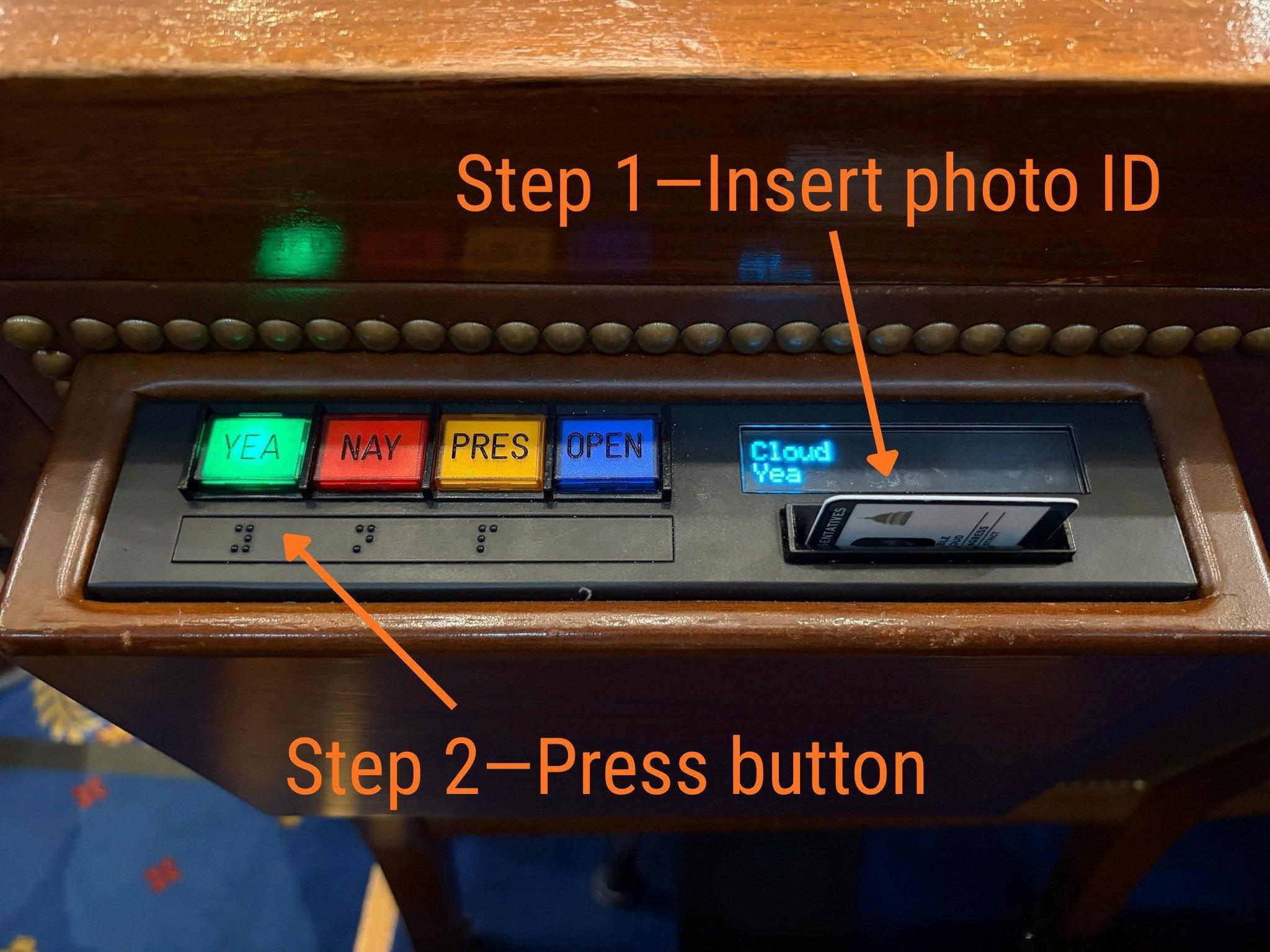 这是目前国会议员们用于投票的设备。第一步插入带照片的身份证件，第二步投票。民诛党