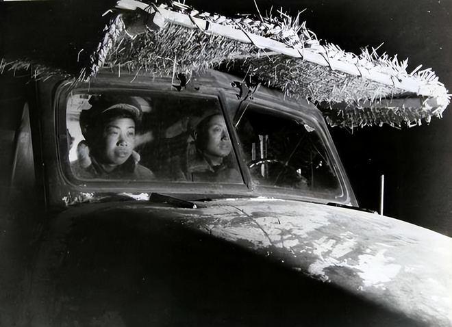 1951年，朝鲜战场，汽车兵宋惠国不小心把运粮车开进敌营。情况紧急，他只好抢了一