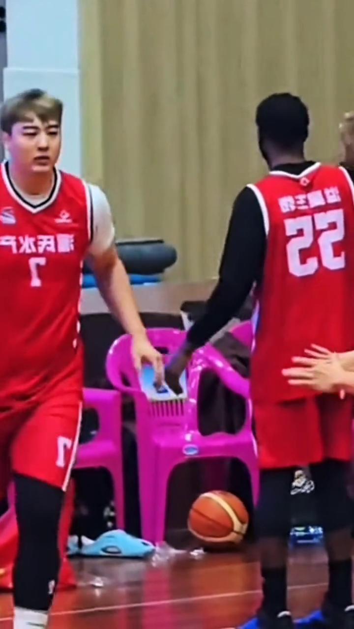 张明池现在是野球场的老大。
张明池是野球场的老大，他壮了不少。防守大闸，杜锋太需