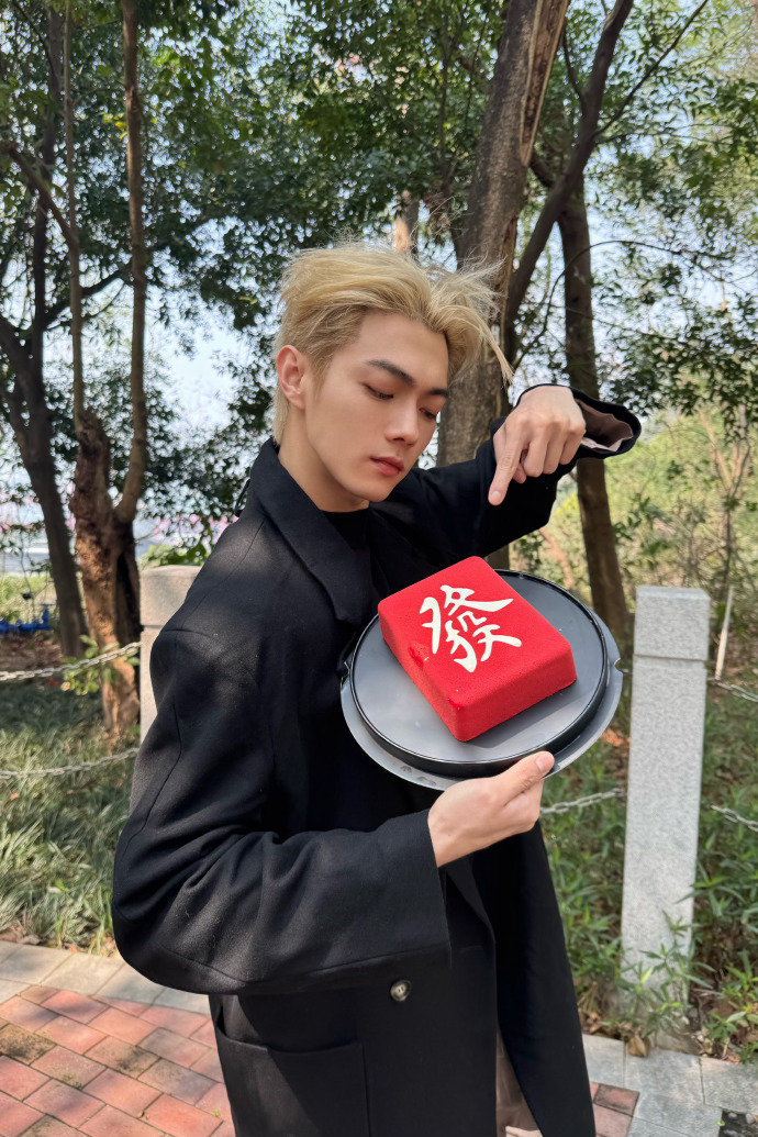 许凯黑背心肌肉男 许凯谢谢大家陪我一起看北极光 许凯谢谢大家陪我一起看北极光，许