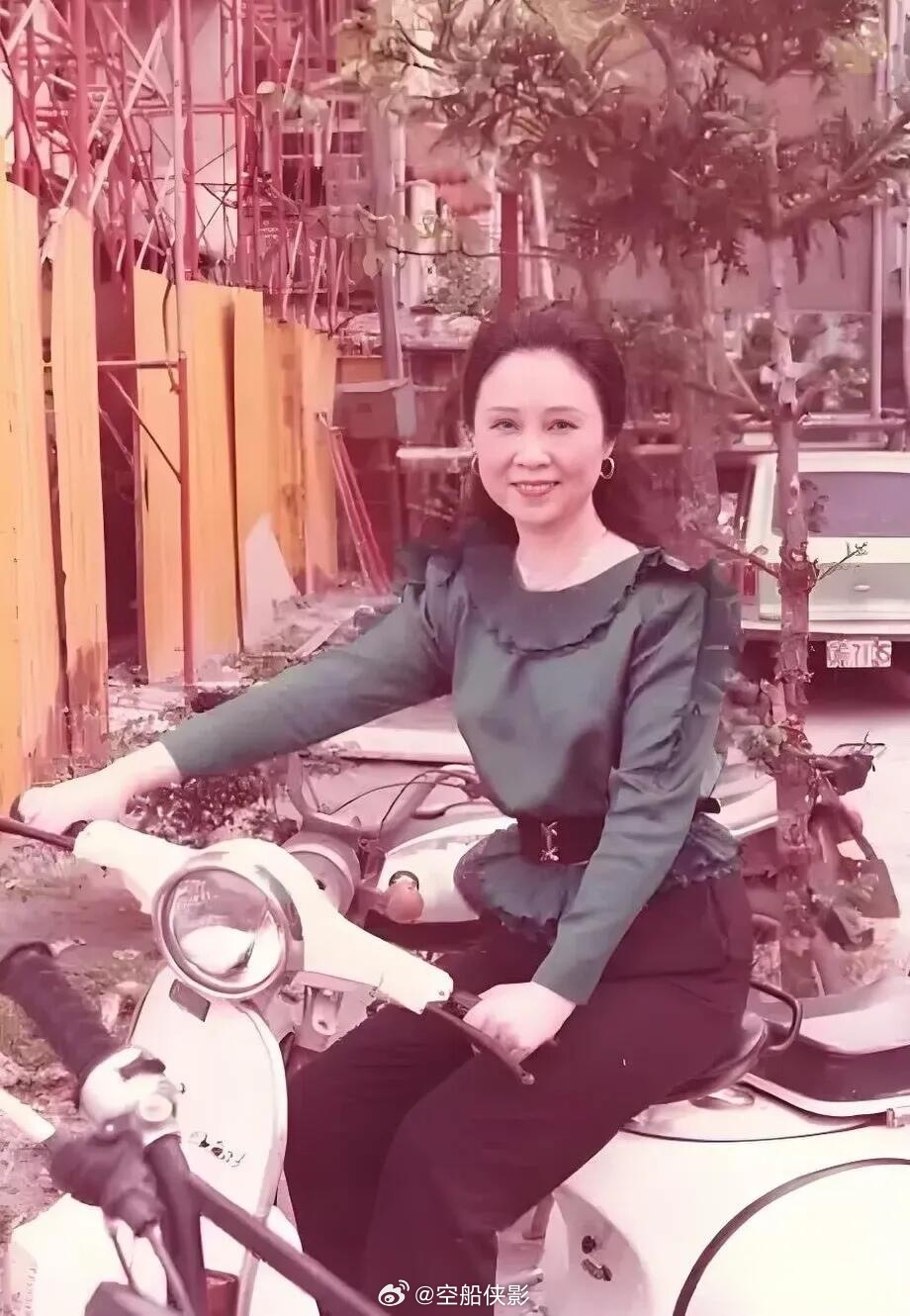 琼瑶去世 年轻时的琼瑶，颜惊四座，造型还是打扮都属一流，体态微胖贵气，面容慈祥，