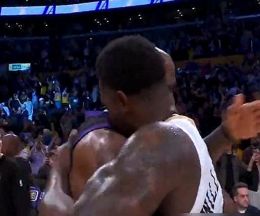 竞技场最残酷的绞肉机，从来不在地板上。
 
终场哨响，41岁的勒布朗走向锡安，一