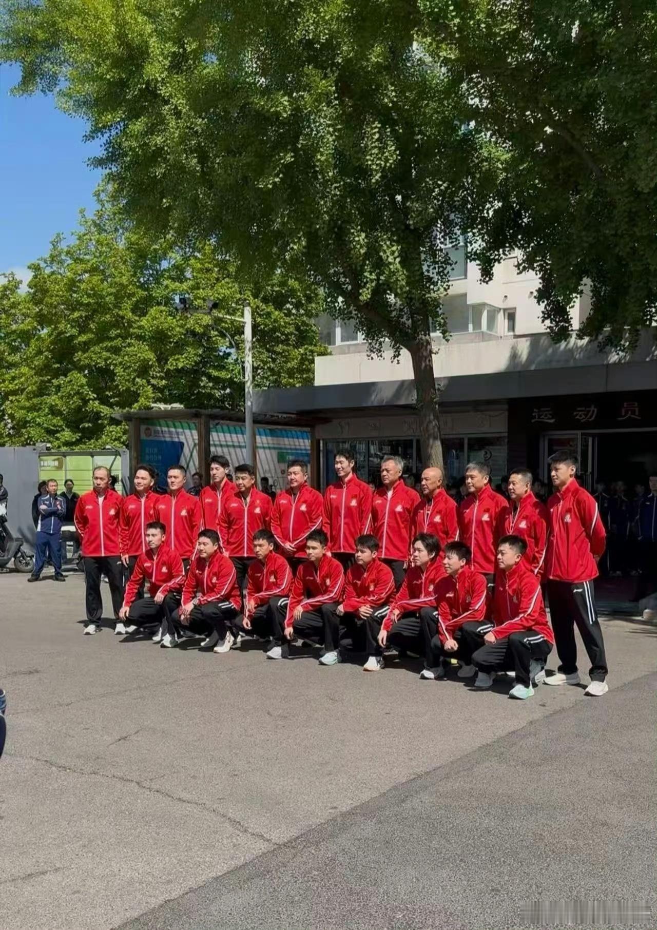 伦敦世乒赛国乒全家福 百年荣光，重返起源地；团队同心，共赴巅峰对决~国乒全队今日