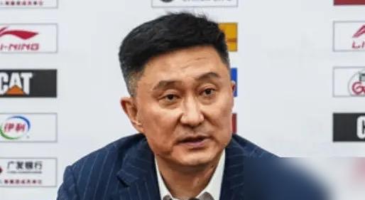杜锋赛前更衣室白板上写的是，我们只有40%胜算。
这位见过所有风浪的冠军教头，