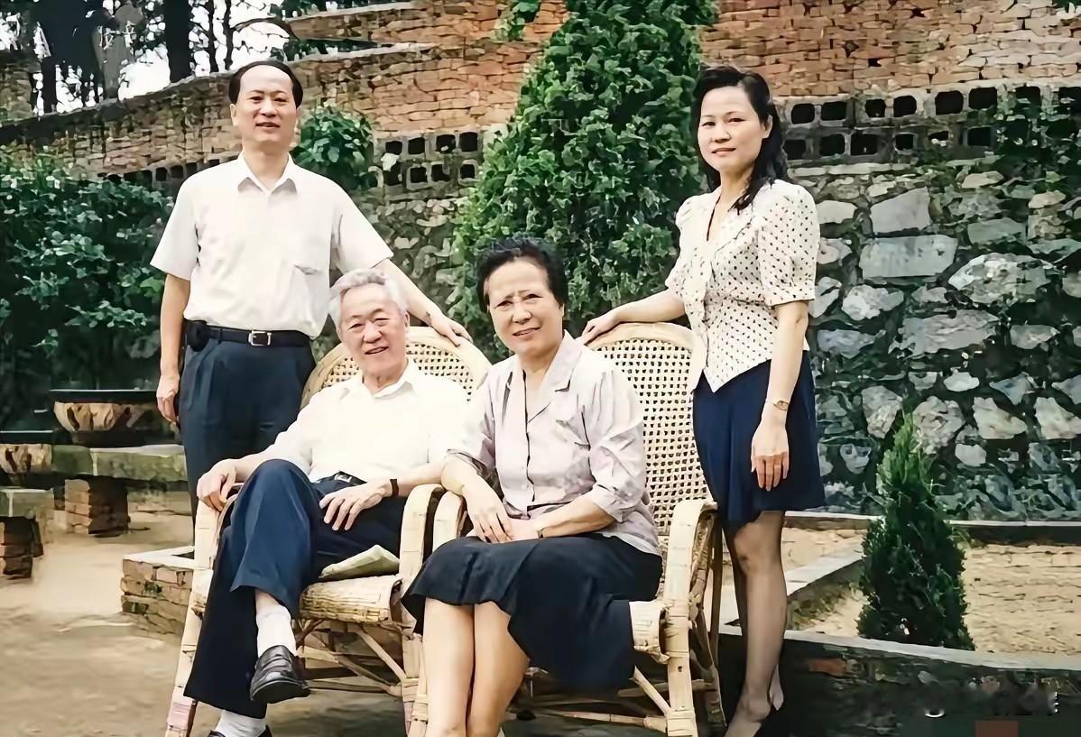 老将军的合影背后：身份、时代与家庭的交集

老照片总能勾起不少回忆。有的人翻老相