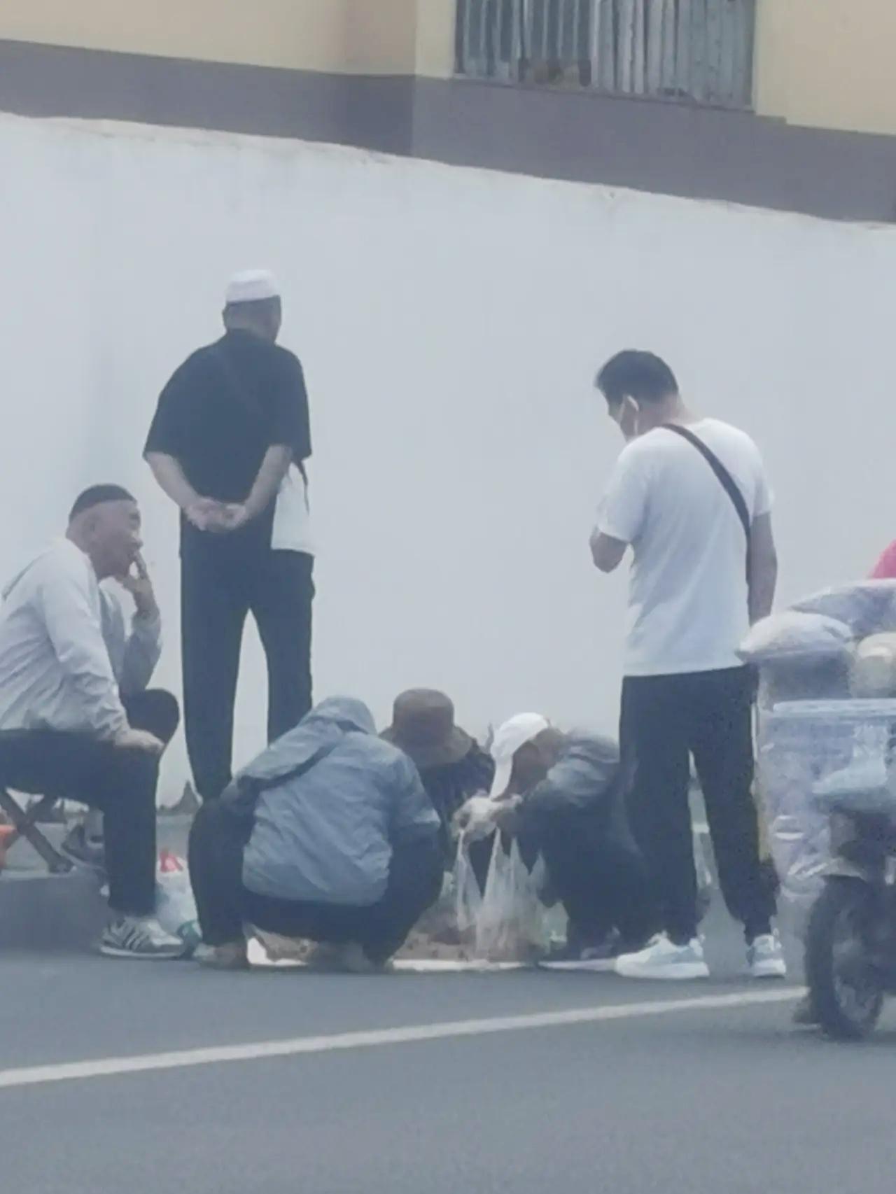  连云港路边六人团伙演戏！一人卖核桃仁，四人当托演戏引诱路人上当

街头骗局曝光