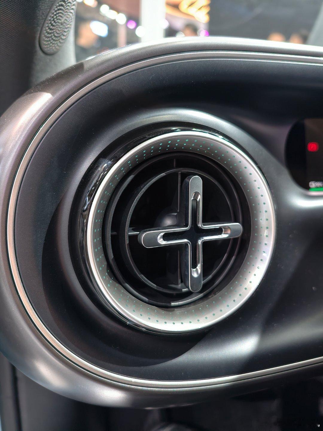 顺路看了一下smart精灵六号，我刚刚第一眼觉得挺普通 但是这车越看越有味道。设