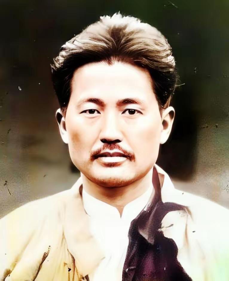 下图是方志敏烈士的照片，很难想象，这张照片竟是他的“囚照”，是他被捕后所拍。这张