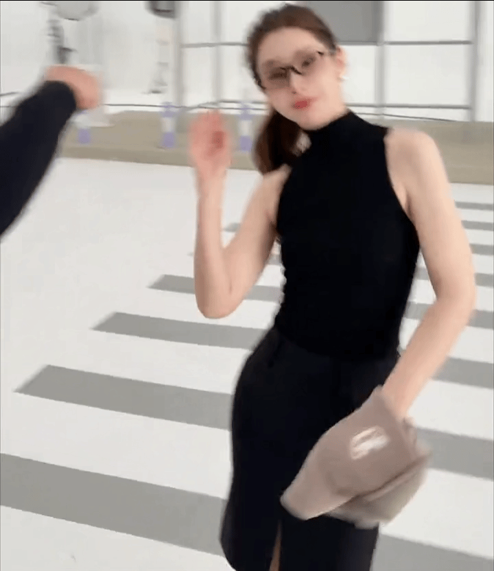 金晨：我也没想到啊！
戚薇撞脸其实早就是意料之中的事情了
之前上恋综就已经初见端