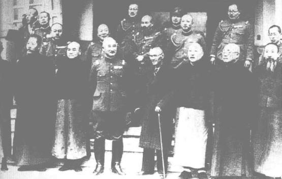 1937年12月14日，日本操纵“中华民国临时政府”在北平成立。图为王克敏、汤尔