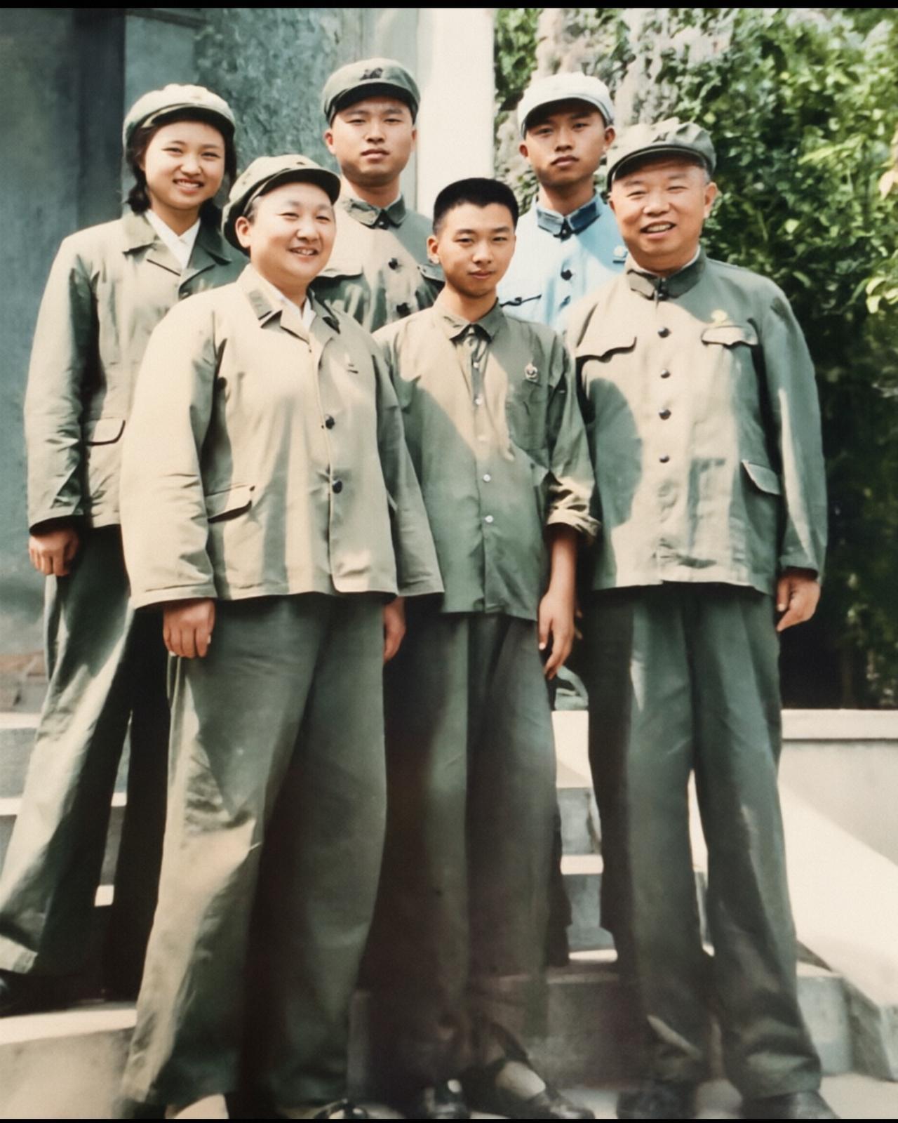 1971年，开国大将王树声与夫人杨炬同志及子女在北京的合影。王树声大将是鄂豫皖革