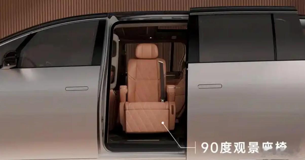 零跑首款旗舰MPV 零跑D99内饰正式曝光，主打实用灵活，兼顾家庭与商务场景。车