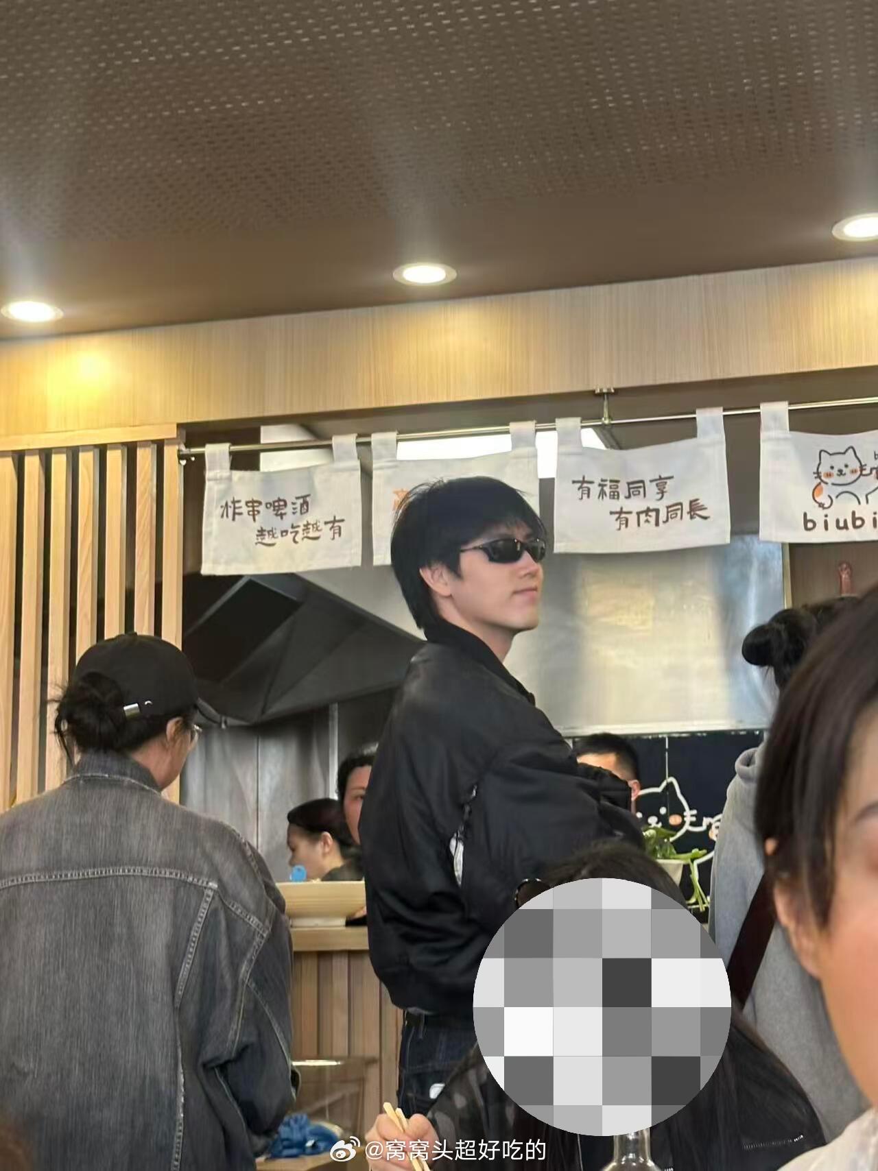 素颜的神，在法国被网友偶遇的陈飞宇。 